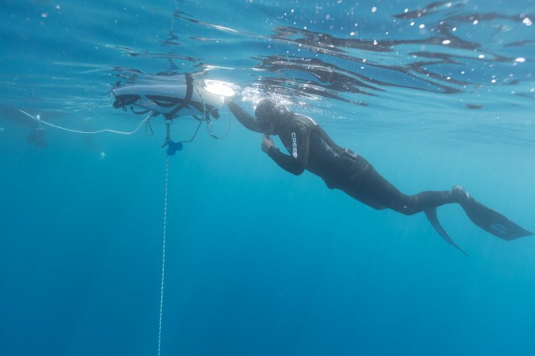 Apnéiste en préparation mentale, pratiquant la visualisation avant immersion