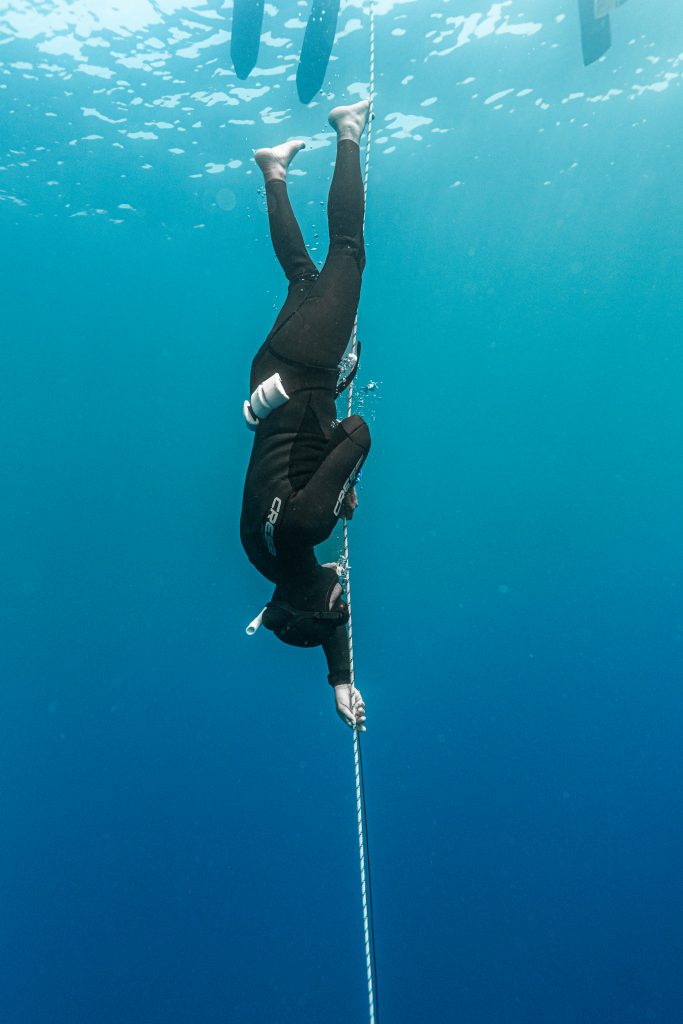 Apnéiste en pleine progression, entraînement en mer Méditerranée sur 3 mois