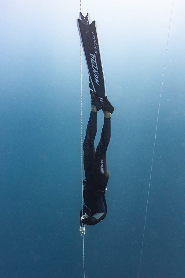 Pratiquant d’apnée en méditation sous-marine, relâché et détendu