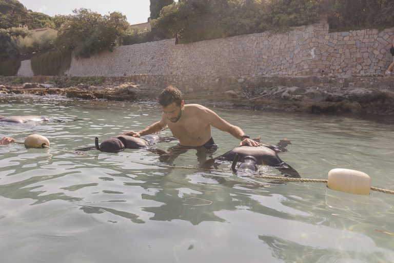 Apnéiste débutant pratiquant l’apnée statique avec encadrement dans un stage AIDA